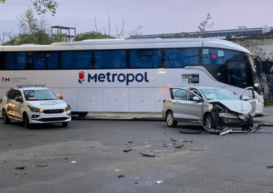 Labuenainfo | Accidente entre un colectivo y un auto en el centro de La ...