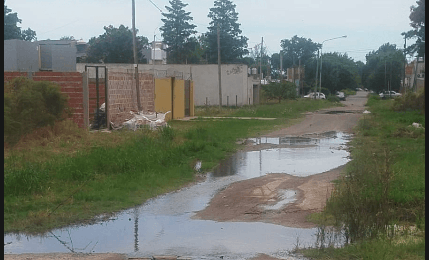 Labuenainfo | Reclamo de vecinos de Los Hornos por una pérdida de agua ...