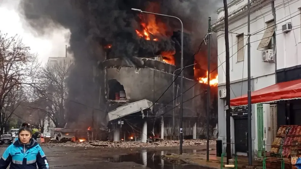 Labuenainfo | Anunciaron la demolición del edificio incendiado en La Plata