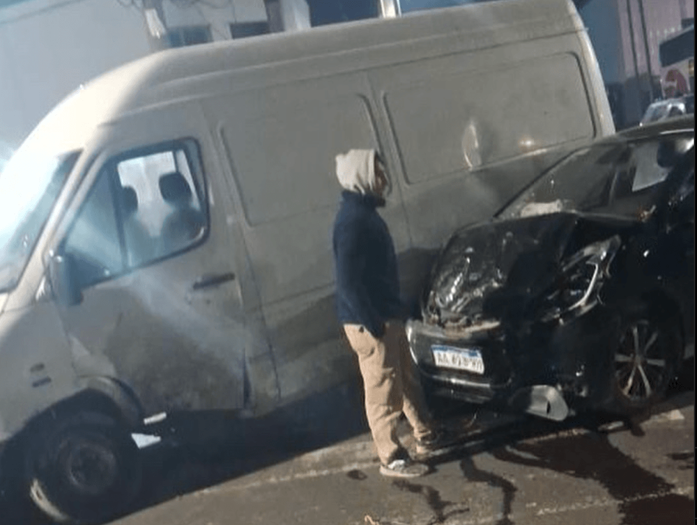 Labuenainfo | Violento choque en La Plata entre una camioneta y un auto ...