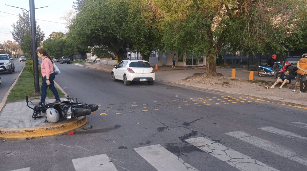 Labuenainfo | Dos jóvenes hospitalizados tras un choque entre una moto ...